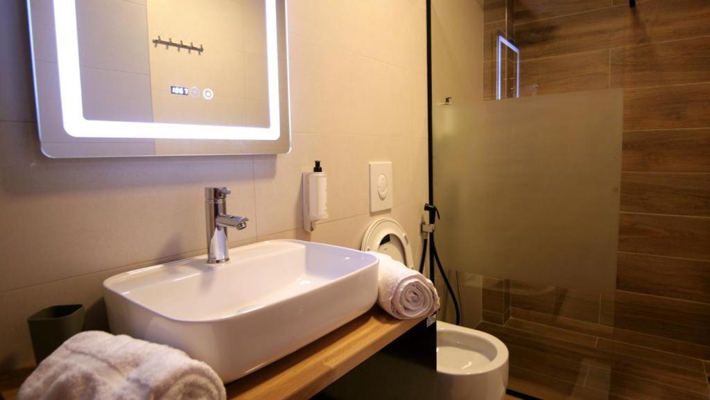 Koni'S Studio Apartments ติรานา ภายนอก รูปภาพ